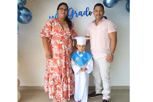 Habib Ayola y sus papás Harvey Ayola y Zaira Peña, en la ceremonia de graduación del colegio Cristiano Boston Kit.
