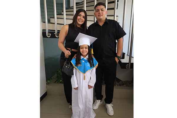 Jarianny Salazar acompañado de Josué Romero y Estefany Salazar.