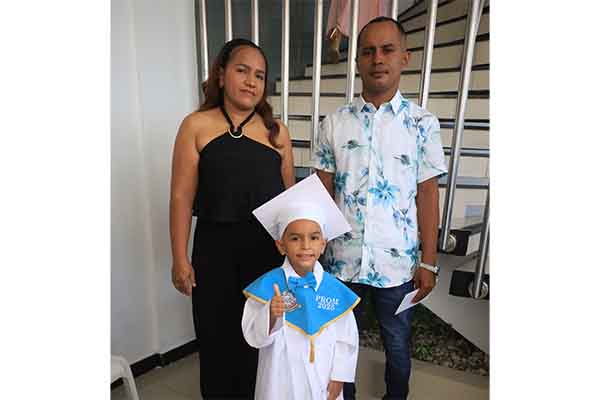 En la promoción 2025 de esta institución educativa, Kilian Suárez juntos con sus padres Cristian Suárez, Nadimes Castrillón.