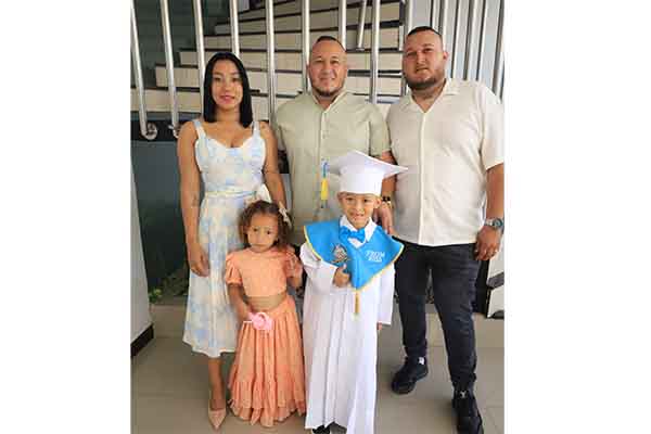 En la fotografía, Lían López acompañado de Edwin López, Andreina Granados, Elian López y Valentina López, después de la ceremonia de grado.