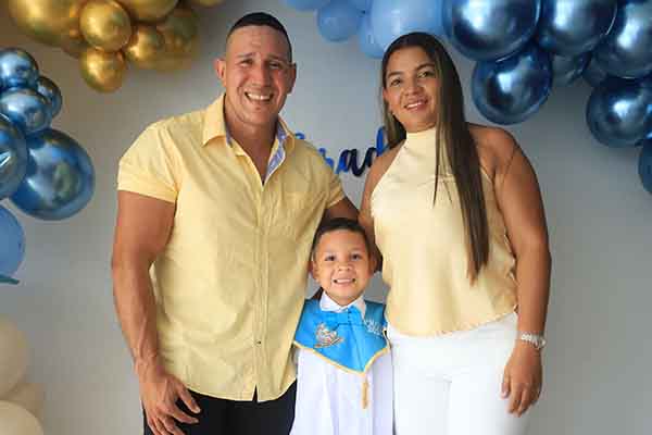 Pablo Alejandro Araujo Ochoa y sus padres Paul Araujo y Diana Ochoa.