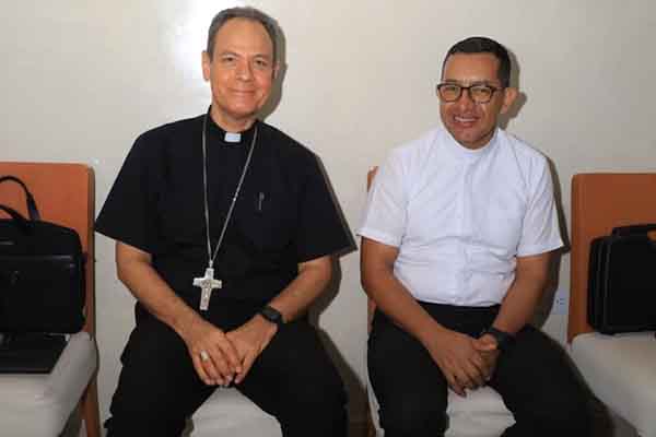 Monseñor José Mario Bacci Trespalacios, junto a el Padre Jhon Dairo López. Monseñor José Mario Bacci Trespalacios, junto a el Padre Jhon Dairo López.