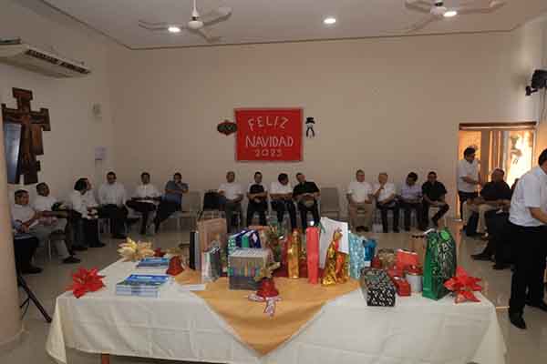 Sacerdotes compartieron un momento de unión y celebración durante el Ágape Navideño Sacerdotal. Sacerdotes compartieron un momento de unión y celebración durante el Ágape Navideño Sacerdotal.