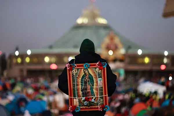 Un feligrés mexicano carga una imagen de la virgen de Guadalupe, durante el peregrinaje anual a la Basílica de Guadalupe en Ciudad de México (México). EFE/Sáshenka Gutiérrez Un feligrés mexicano carga una imagen de la virgen de Guadalupe, durante el peregrinaje anual a la Basílica de Guadalupe en Ciudad de México (México). EFE/Sáshenka Gutiérrez