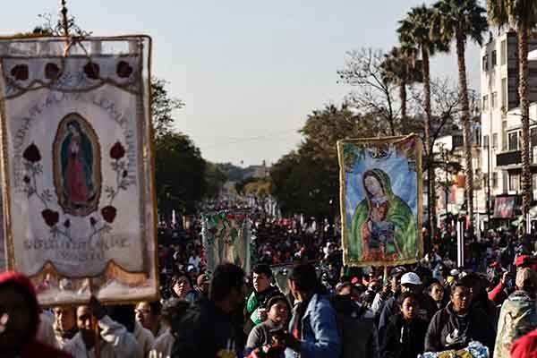 Feligreses mexicanos caminan durante el peregrinaje anual a la Basílica de Guadalupe, en Ciudad de México (México). EFE/Sáshenka Gutiérrez Feligreses mexicanos caminan durante el peregrinaje anual a la Basílica de Guadalupe, en Ciudad de México (México). EFE/Sáshenka Gutiérrez
