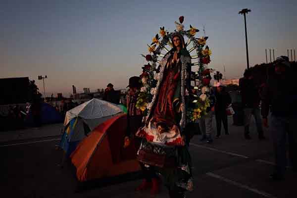 Un feligrés mexicano carga una imagen de la virgen de Guadalupe, durante el peregrinaje anual a la Basílica de Guadalupe en Ciudad de México (México). EFE/ Sáshenka Gutiérrez Un feligrés mexicano carga una imagen de la virgen de Guadalupe, durante el peregrinaje anual a la Basílica de Guadalupe en Ciudad de México (México). EFE/ Sáshenka Gutiérrez