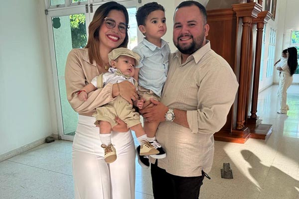 Luis Andrés Cucunuba junto a Lara Sofía Margarita Cardona Guarín Bebé bautizado Samuel David Cucunuba Cardona y su hermano Luis Alberto Cucunuba Cardona. 