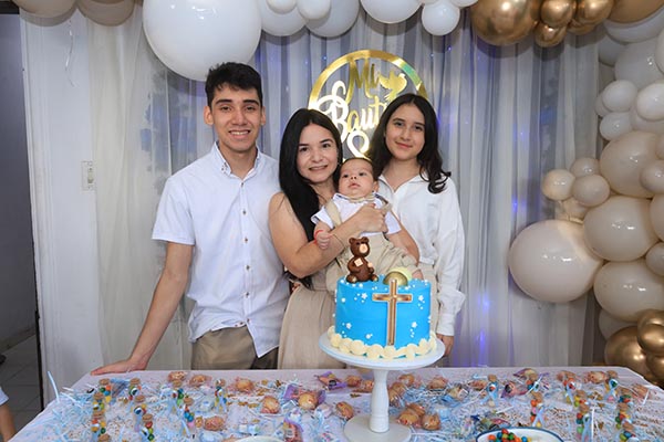 Samuel David Cucunuba Cardona con su madrina Martha Elena Cucunubá Rondón e Isabel Sofia Benavides Cucunubá y José Alberto Benavides Cucunubá. Samuel David Cucunuba Cardona con su madrina Martha Elena Cucunubá Rondón e Isabel Sofia Benavides Cucunubá y José Alberto Benavides Cucunubá.