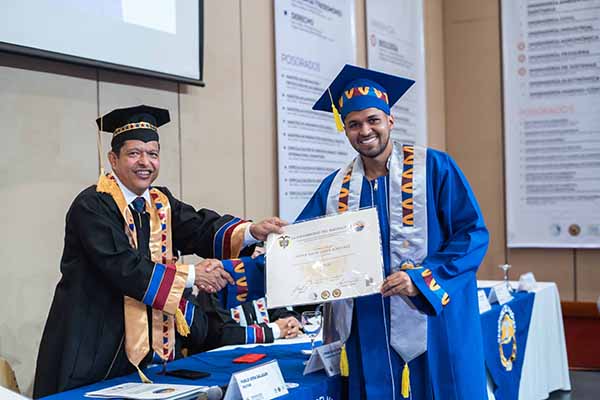 Jaider David Yance Martínez, médico graduado del programa ‘Talento Magdalena’, recibiendo su diploma de grado de parte de Pablo Vera Salazar, Rector de Unimagdalena. Foto Unimagdalena