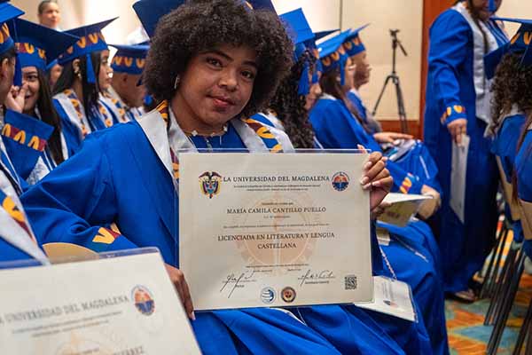 María Camila Cantillo Puello, graduada como Licenciada en Literatura y Lengua Castellana con su diploma. Foto Unimagdalena