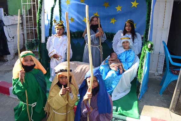 Un grupo de niños del barrio Luis R, Calvo, en el oriente de Santa Marta, en representación en vivo del nacimiento del Niño Dios. Foto derechos reservados EL INFORMADOR