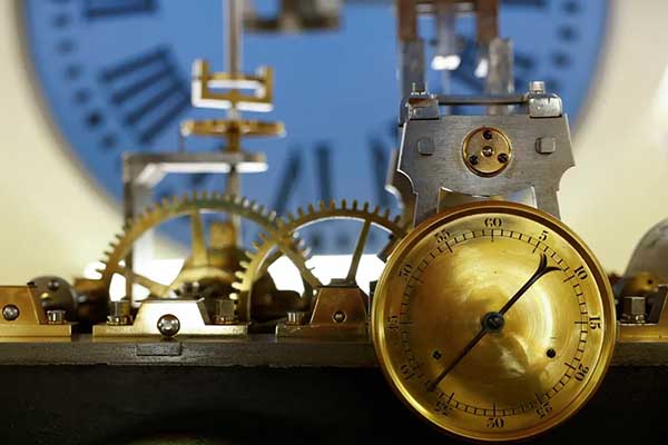 El reloj de la Puerta del Sol, que el día 31 dará las campanadas de Nochevieja, tras la puesta apunto que le han realizando para que marque con total precisión el cambio de año. EFE/Mariscal