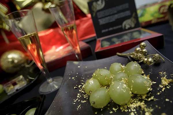 Detalle de algunas uvas de la suerte que espolvoreadas con virutas de oro comestible de 22 quilates. EFE/Manuel Lorenzo
