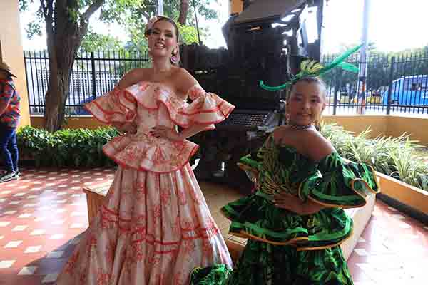 La reina central Sahara Gabriela Ledesma y la reina infantil María Sofía Infante De Oro durante su visita a las instalaciones de EL INFORMADOR, donde presentaron la programación oficial del Festival del Caimán Cienaguero. Foto derechos reservados EL INFORMADOR 