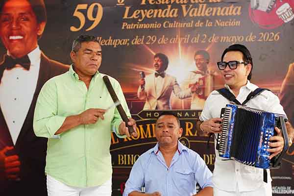 El acordeonero profesional Juan Carlos Padilla Barros y sus acompañantes en la caja José Jaime Murgas y en la guacharaca Eduardo Manuel Ferias. Foto cortesía 