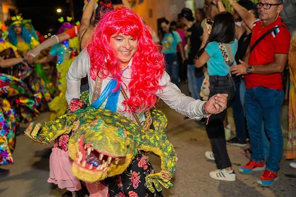 Vestidos de forma extravagante y con un estilo irreverente, estos personajes representan la picardía del pueblo cienaguero. Foto Alcaldía de Ciénaga