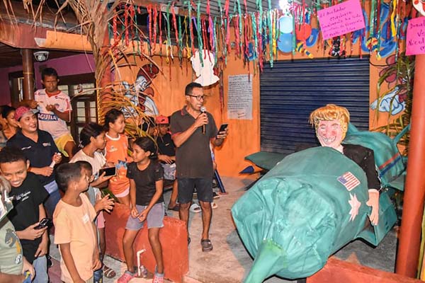 Coloridos periquillos recorrieron las calles de Puebloviejo durante el inicio del tradicional Bautizo de Periquillos, una de las expresiones culturales más emblemáticas del municipio. Foto Alcaldía de Puebloviejo 