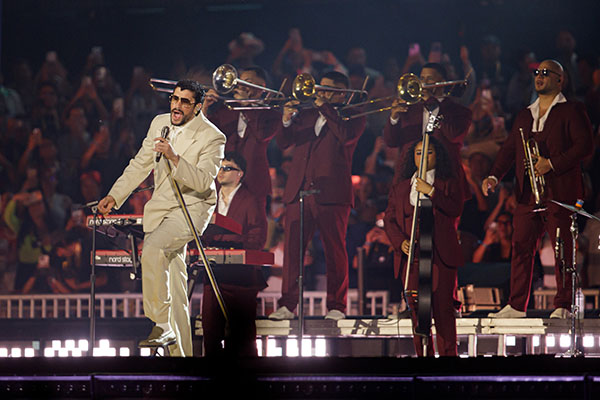 Bad Bunny, artista latino, en medio de un concierto con una orquesta sinfónica como invitada especial. Foto EFE