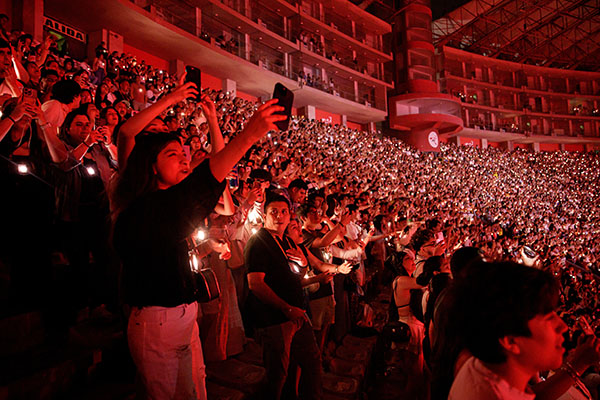Asistentes a un anterior concierto de Bad Bunny en Colombia entonando sus canciones. Foto EFE Asistentes a un anterior concierto de Bad Bunny en Colombia entonando sus canciones. Foto EFE