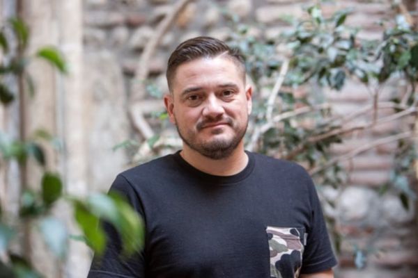 Juan Arredondo figura entre los nominados a los Premios Oscar 2026 por su trabajo como productor del corto documental “Armado con una cámara: vida y muerte de Brent Renaud”. Foto / @arrejuan/X