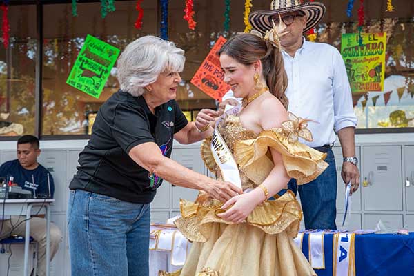 Sarah Gutiérrez Gónima junto a Miss Leslie O’Connell rectora de la institución.
