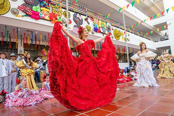 Gabriela Vives Camacho, reina del carnaval Bilingüe Grado 10º.