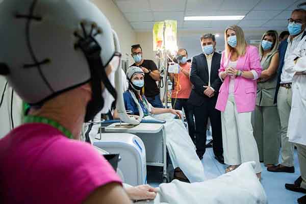 Paciente oncológico pediátrico en un centro de salud recibiendo visitas. Foto EFE