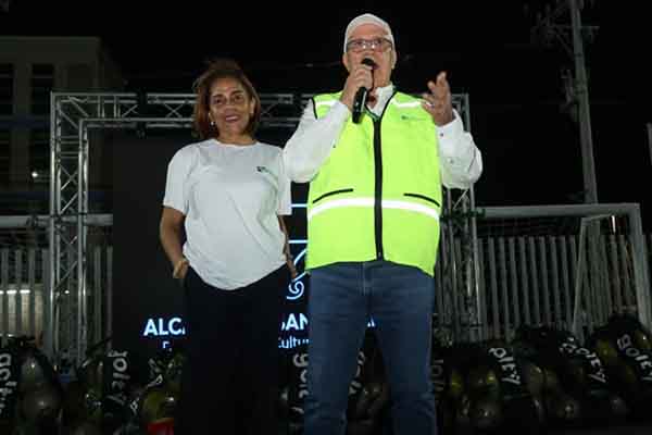 Palabras del ingeniero Domingo Chinea, presidente del Puerto de Santa Marta, dirigiéndose a los niños que hacen parte de las escuelas deportivas que practican en la cancha La Castellana, acompaña-do de Yolanda Mendoza, directora de la Fundación Sociedad Portuaria de Santa Marta.