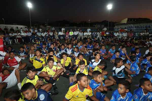 Escuelas deportivas que asistieron a la entrega de las nuevas luminarias de la emblemática cancha La Castellana, los niños también recibieron kits deportivos por parte de la Fundación Sociedad Por-tuaria de Santa Marta.