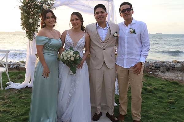 Los novios, Farid David Bentham y Tiana Orellano con  los testigos, Natalia Sarmiento y Camilo Lemus.