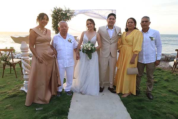 Margarita Alvino y Jairo Orellano padres de la novia Tiana Orellano, Farid David  Bentham junto con sus papás, Farid Bentham y Janet Gutiérrez.