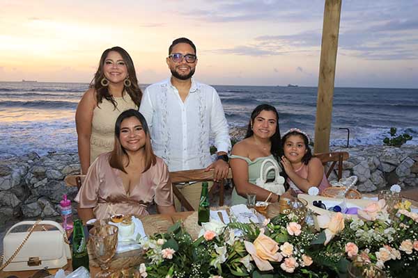 Nally Reyes, Erika Bentham, Emma Castillo, Lesly Villalba y Efran Bentham.