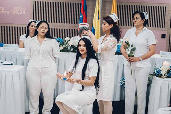 La estudiante Valeria Martínez Araujo durante la recepción de la toca y la lámpara que la distinguen como enfermera. Foto Unimagdalena