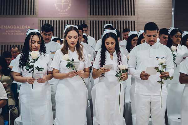 Los futuros enfermeros proclamaron la Oración y Promesa del Enfermero, refrendando un acuerdo de responsabilidad y prudencia. Foto Unimagdalena