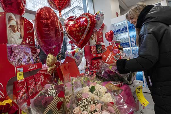 Una pareja camina durante la celebración del Día de San Valentín en la Ciudad de México (México). EFE/ José Méndez
