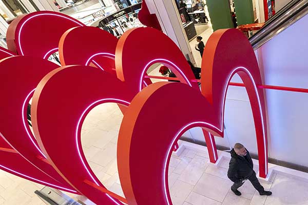 Una persona camina por una zona decorada durante los preparativos para San Valentín en Nueva York (Estados Unidos). El origen de esta celebración del amor queda situado en la fiesta romana de las lupercales. EFE/Ángel Colmenares