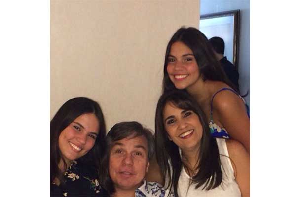 En la fotografía Silvia Elena Medina junto a su esposo Ricardo Zúñiga Vives y sus hijas María Victoria y Ana María. Foto tomada de la red social instagram @silviaelenam