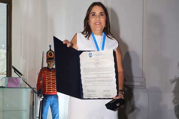 Silvia Elena Medina Romero, cuando recibió la Cruz de Bastidas. Foto derechos reservados EL INFORMADOR 