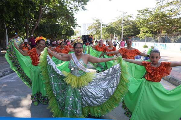 Danzantes y grupos folclóricos desfilaron con coloridos vestuarios, exaltando las raíces afrocaribeñas y el legado ancestral de la región. Foto derechos reservados EL INFORMADOR