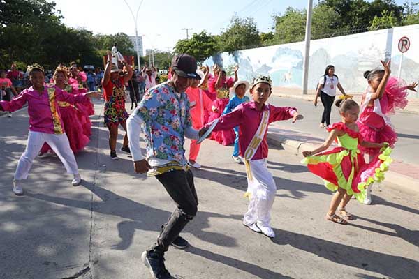 Niños, jóvenes y adultos participaron activamente en el desfile, garantizando la preservación de las tradiciones carnavaleras para las nuevas generaciones. Foto derechos reservados EL INFORMADOR