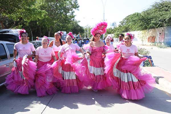La Batalla de Flores se convirtió en un escenario de alegría colectiva, donde la música, el baile y la tradición se fusionaron en una sola celebración. Foto derechos reservados EL INFORMADOR