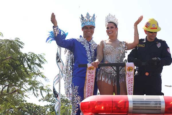 Los reyes del Carnaval desfilaron en medio de aplausos y alegría, encabezando la Batalla de Flores y contagiando con su carisma el espíritu festivo que cada año une a propios y visitantes en Santa Marta. Foto derechos reservados EL INFORMADOR  