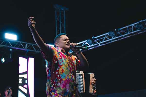 Pillao Rodríguez, puso a cantar y bailar a todos los samarios durante su concierto en la coronación de los reyes del carnaval 2026. Foto Alcaldía