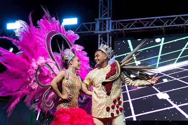 Liliana Acosta, Reina del Carnaval y Rafael Cabrera, Rey Momo disfrutando de su coronación. Foto Alcaldía