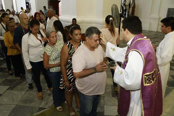El Miércoles de Ceniza es día de ayuno y abstinencia, al igual que el Viernes Santo. El ayuno es obligatorio para fieles de entre 18 y 60 años y consiste en una única comida fuerte. La abstinencia de carne aplica a partir de los 14 años. Foto derechos reservados EL INFORMADOR 