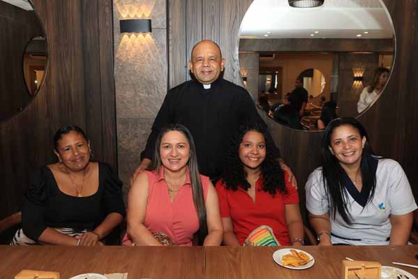 El padre Moisés Elías García Anaya junto a Angélica Hernández, Isabella Gómez, Karla Santrich y Cindy Bermúdez.