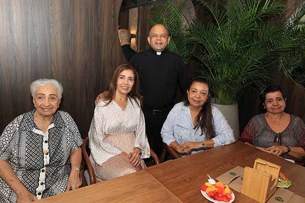 En la fotografía, Elizabeth María, Claudia María, Martina Anaya, Venus Ternera y el padre Moisés Elías García Anaya.