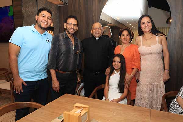 Santiago Arce, arquitecto Carlos Carrera, Damaris Benavides, Ivana López, Edy Sepúlveda y el padre moisés Elías García Anaya.