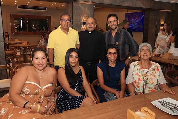 Héctor Reyes, Arquitecto Carlos Carrera, Blanca Barrozo, Paola Montero, Cindy Rubio, Gloria Carrera y el padre Moisés Elías García Anaya.