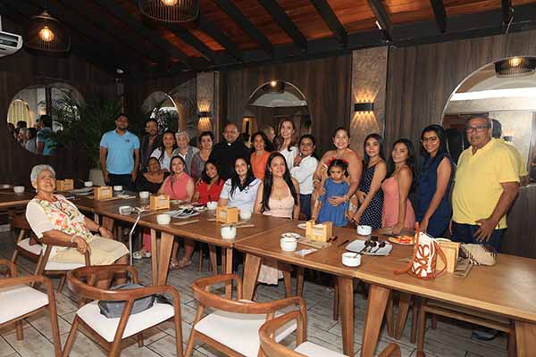 El padre Moisés Elías García Anaya, rodeado de sus allegados en medio de su despedida por parte de la congregación Santana del Barrio Jardín. 